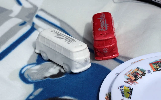 VW Collection T1 Bus Salt & Pepper Shaker Red / White 6 VW Collection T1 Bus Salt & Pepper Shaker Red / White - Image 4